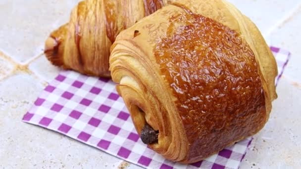 Verschillende Croissants Pains Chocolat Een Tafel — Stockvideo