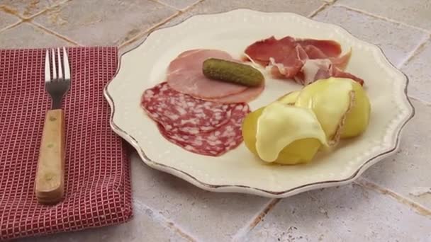 Fromage Raclette Fondu Sur Pommes Terre Charcuterie Dans Une Assiette — Video