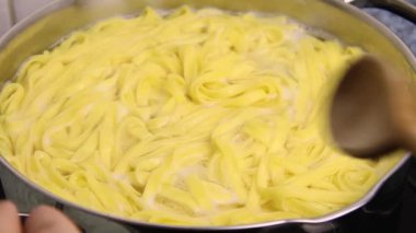 Kaynar suda makarna pişirmek.