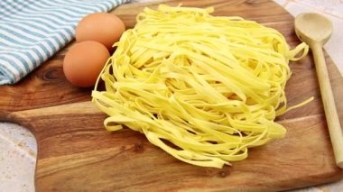 Çiğ makarna yığını 