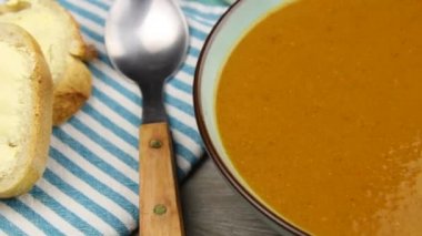 Bir kase sebze çorbası.