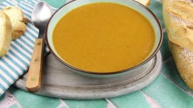 Bir kase sebze çorbası.