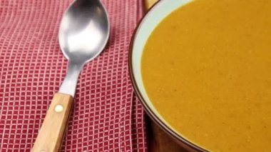 Bir kase sebze çorbası.