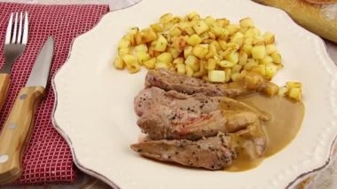 Tabakta haşlanmış et ve patates kızartması.