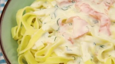 Tabakta füme somon tagliatelle.