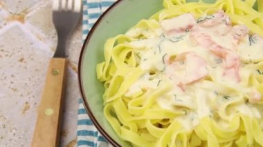 Tabakta füme somon tagliatelle.