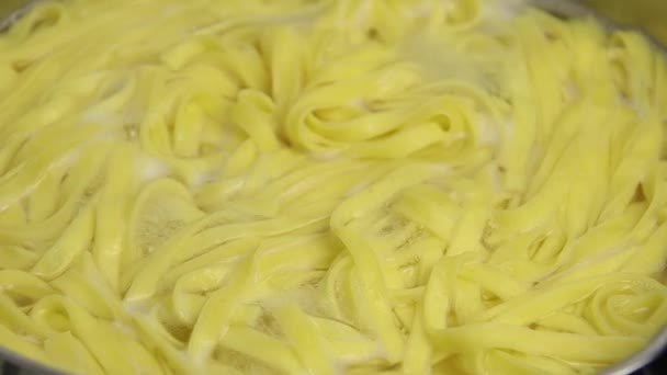 Madlavning Pasta Gryde Med Kogende Vand – Stock-video