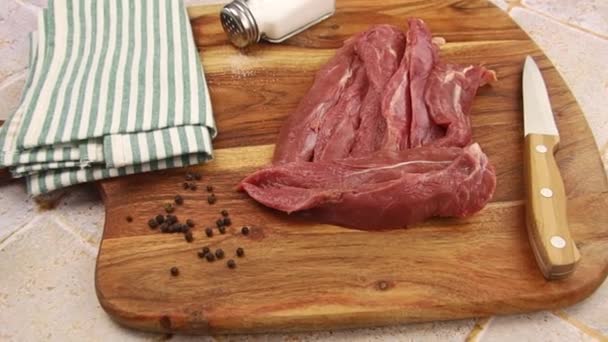 Filete Pato Crudo Una Tabla Cortar — Vídeos de Stock