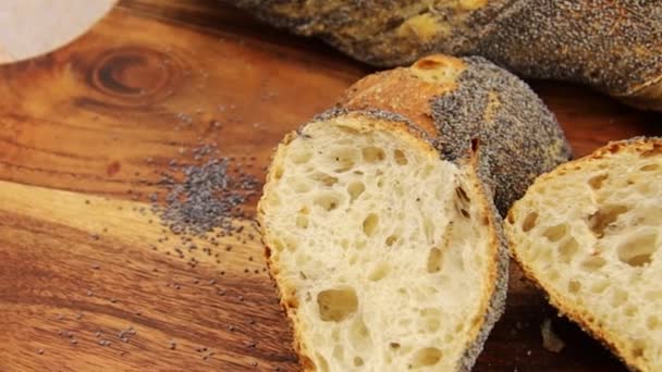 木板上新烤的面包 — 图库视频影像