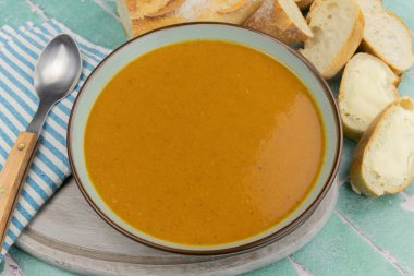 Taze kabak çorbası ve dilimlenmiş ekmek.