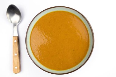 Beyaz zemin üzerinde kremalı havuç çorbası