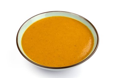 Beyaz zemin üzerinde kremalı havuç çorbası