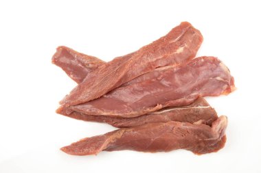 Beyaz arkaplanda izole edilmiş çiğ et 