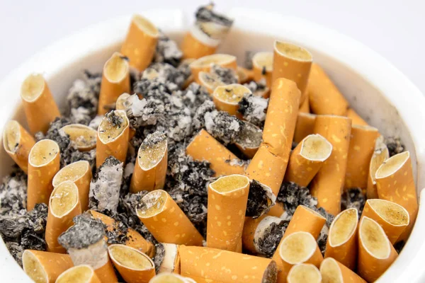 Κλείσιμο Των Τσιγάρων Και Τασάκι — Φωτογραφία Αρχείου
