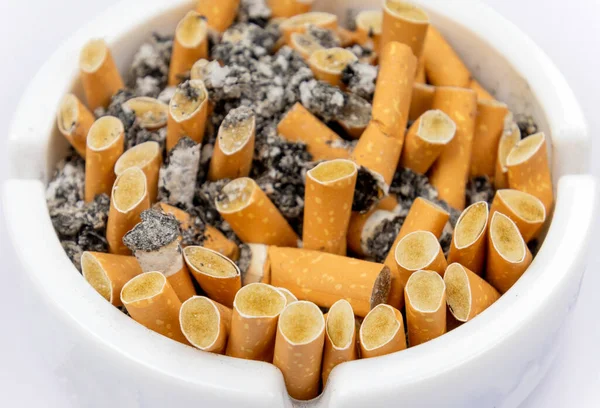 Κλείσιμο Των Τσιγάρων Και Τασάκι Που Απομονώνονται Λευκό Φόντο — Φωτογραφία Αρχείου