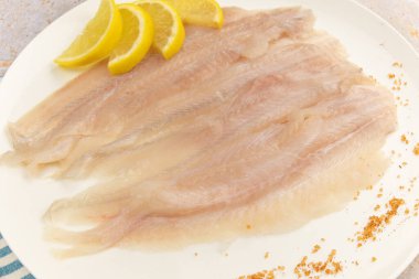 Tabakta çiğ balık fileto.