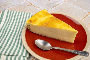 flan 'ın bir kısmı tabakta