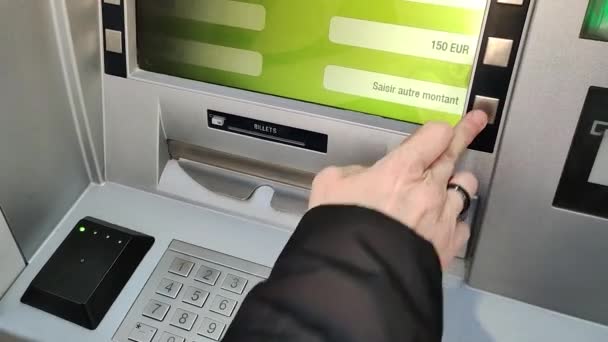 Man Med Automatisk Bankomat Maskin — Stockvideo