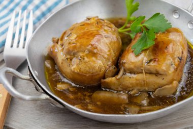 Mantar soslu domuz budu.