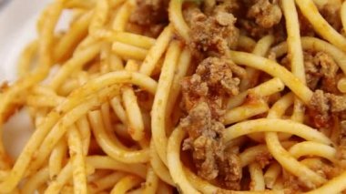 Masada bir tabak spagetti bolonez sosu.