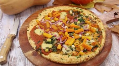 Tahta arka planda sebzeli ve baharatlı balkabağı turtası.