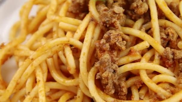 Πιάτο Σπαγγέτι Μπολονέζικη Σάλτσα Ένα Τραπέζι — Αρχείο Βίντεο