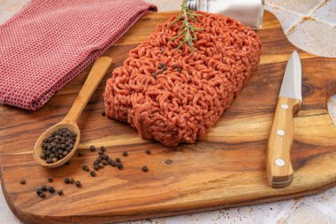 Çiğ et, yakın plan, masanın üstünde.