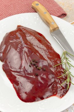 Tabakta çiğ ciğer dilimi