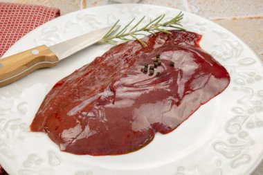 Tabakta çiğ ciğer dilimi