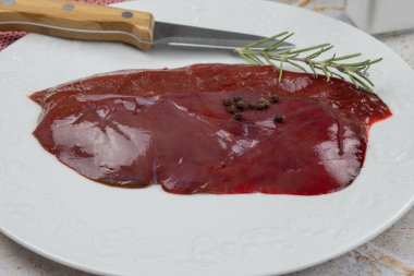 Tabakta çiğ ciğer dilimi