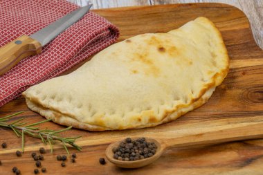 Süsleme tahtasında pizza.