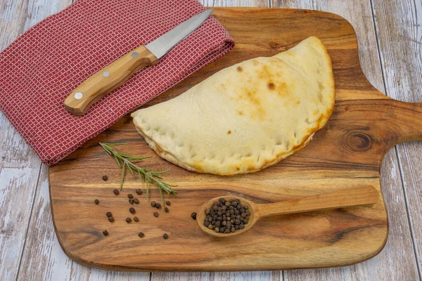 Pizza Calzone Auf Einem Dekorationstisch — Stockfoto