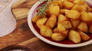 Biberiye ve tuzlu kızarmış patates.