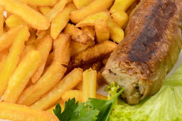 Patates kızartması ve salata yapraklı ızgara ve sosis.