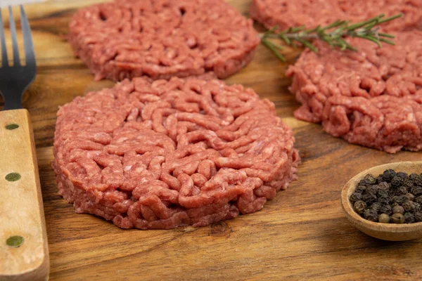 Several Raw Hamburgers Cutting Board — Foto Stock