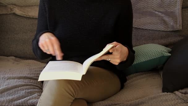 Mujer Sentada Leyendo Libro — Vídeo de stock