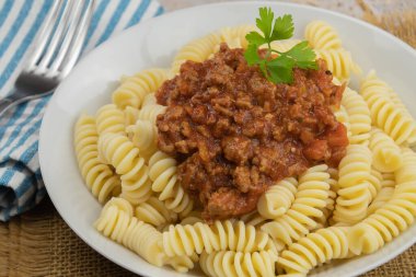 Masada bir tabak bolonez.