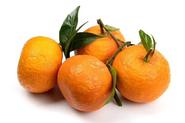 Gruppe Von Clementinen Mit Blättern Nahaufnahme Isoliert Auf Weißem Hintergrund — Stockfoto