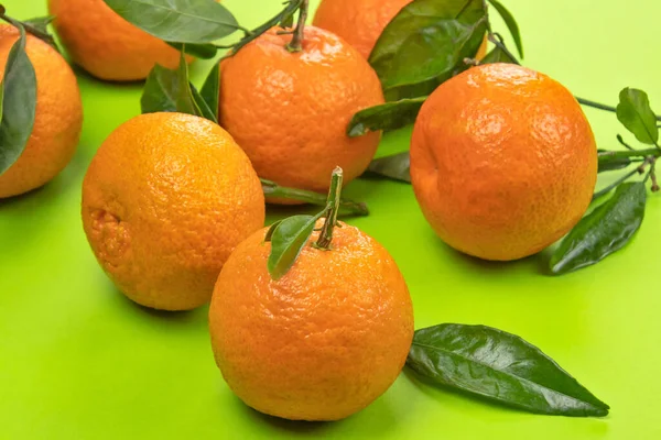 Beberapa Clementines Terisolasi Dengan Latar Belakang Hijau — Stok Foto
