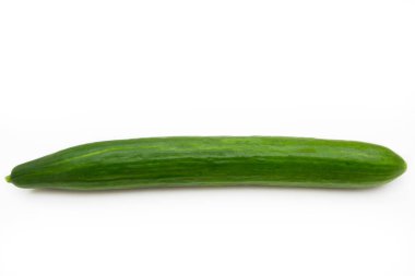 Beyaz arkaplanda taze yeşil salatalık izole edilmiş.