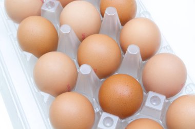 Beyaz arka planda kutuda yumurtalar 