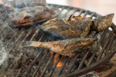 Izgarada kızarmış balık.