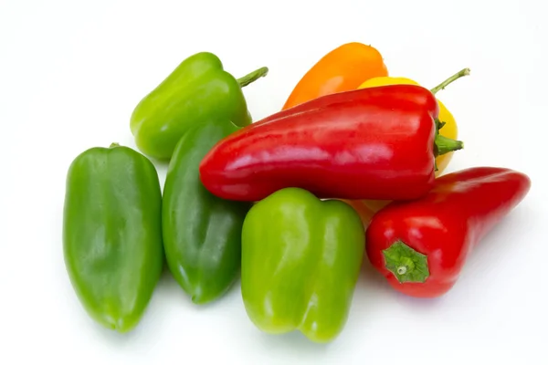 Pimientos Rojos Verdes Amarillos Aislados Sobre Fondo Blanco — Foto de Stock