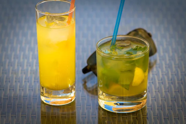 アルコールカクテルにレモンとアイスキューブ — ストック写真