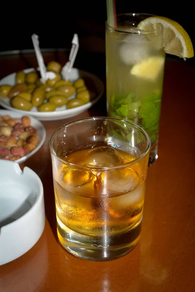 Coquetéis Alcoólicos Com Cubos Limão Gelo — Fotografia de Stock