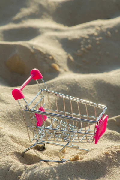 Malý Nákupní Košík Písku — Stock fotografie
