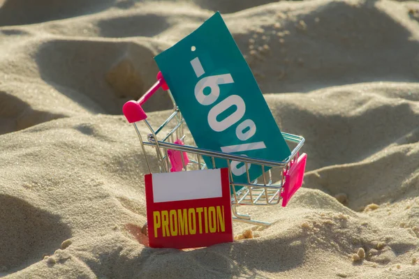 Nákupní Košík Symbolem Slevy Písečné Pláži — Stock fotografie