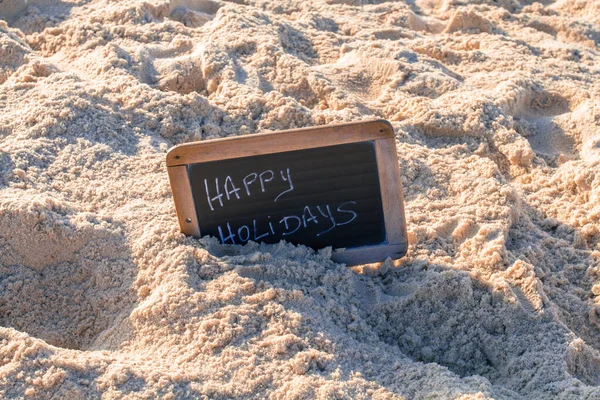 Lavagna Con Testo Buone Vacanze Sulla Spiaggia Sabbia — Foto Stock