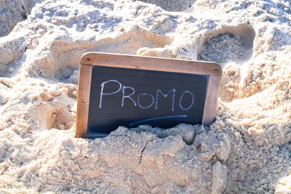 Lavagna Con Testo Promo Sulla Spiaggia Sabbia — Foto Stock