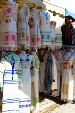 Sokak pazarında satılık renkli kıyafetler.